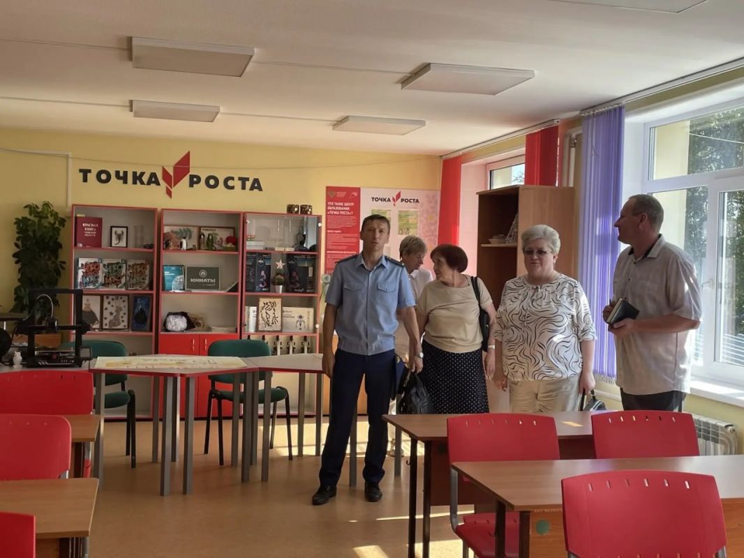 Прокурор г. Кедрового Томской области Сергей Булыгин принял участие в приемке школ к новому учебному году Прокурор г. Кедрового Томской области Сергей Булыгин принял участие в приемке школ к новому учебному году
