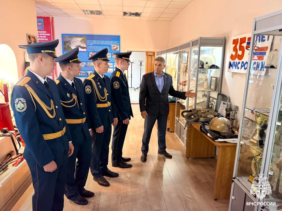 Сотрудники Главного управления МЧС России по Томской области отметили День Государственного флага Российской Федерации Сотрудники Главного управления МЧС России по Томской области отметили День Государственного флага Российской Федерации
