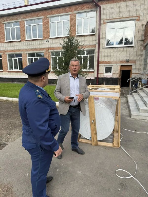 Прокурор Шегарского района Томской области Сергей Иванов контролирует завершение капитального ремонта школы в поселке Победа Прокурор Шегарского района Томской области Сергей Иванов контролирует завершение капитального ремонта школы в поселке Победа
