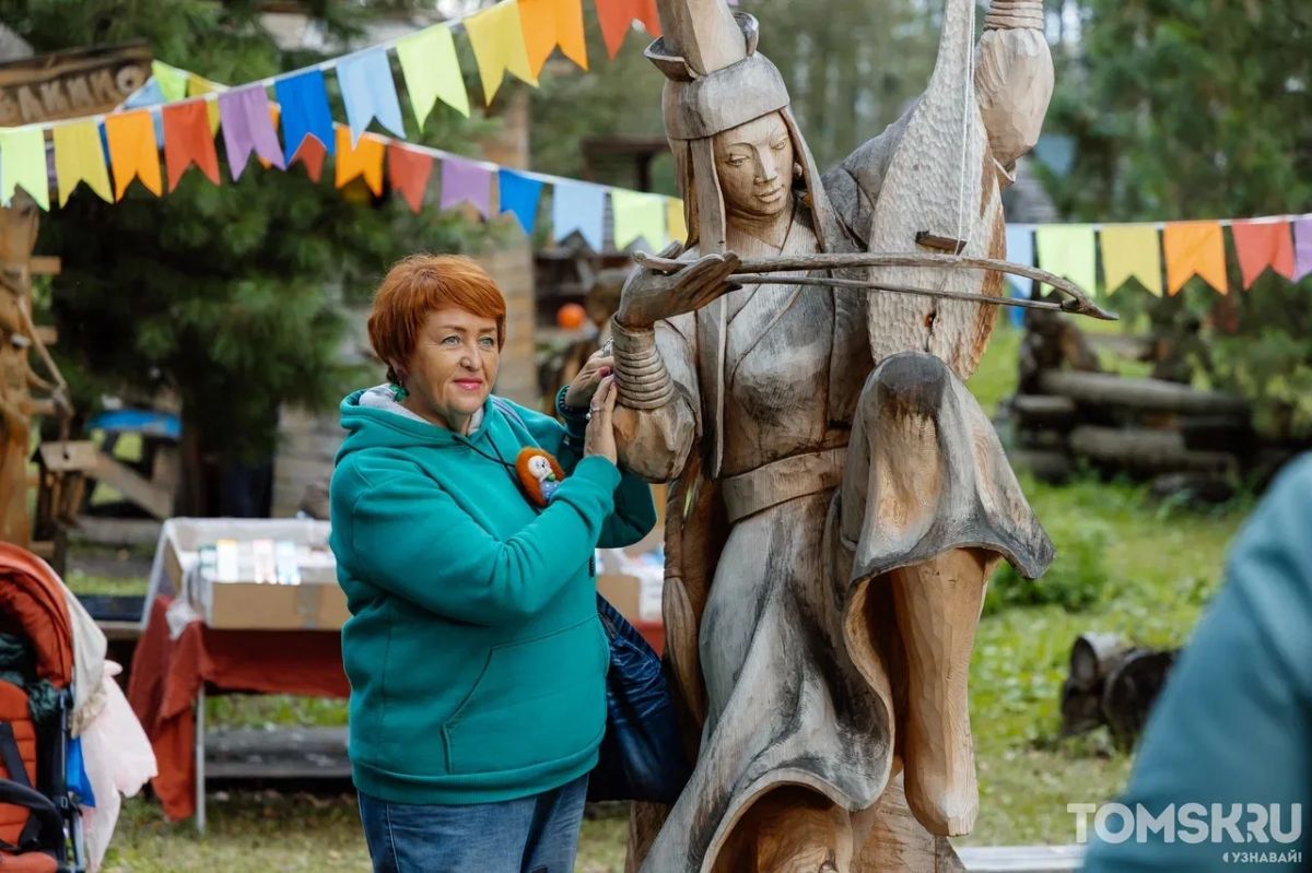 В природном парке «Околица» с 17 по 23 августа проходил XVII Международный фестиваль народных ремесел «Праздник Топора» В природном парке «Околица» с 17 по 23 августа проходил XVII Международный фестиваль народных ремесел «Праздник Топора»