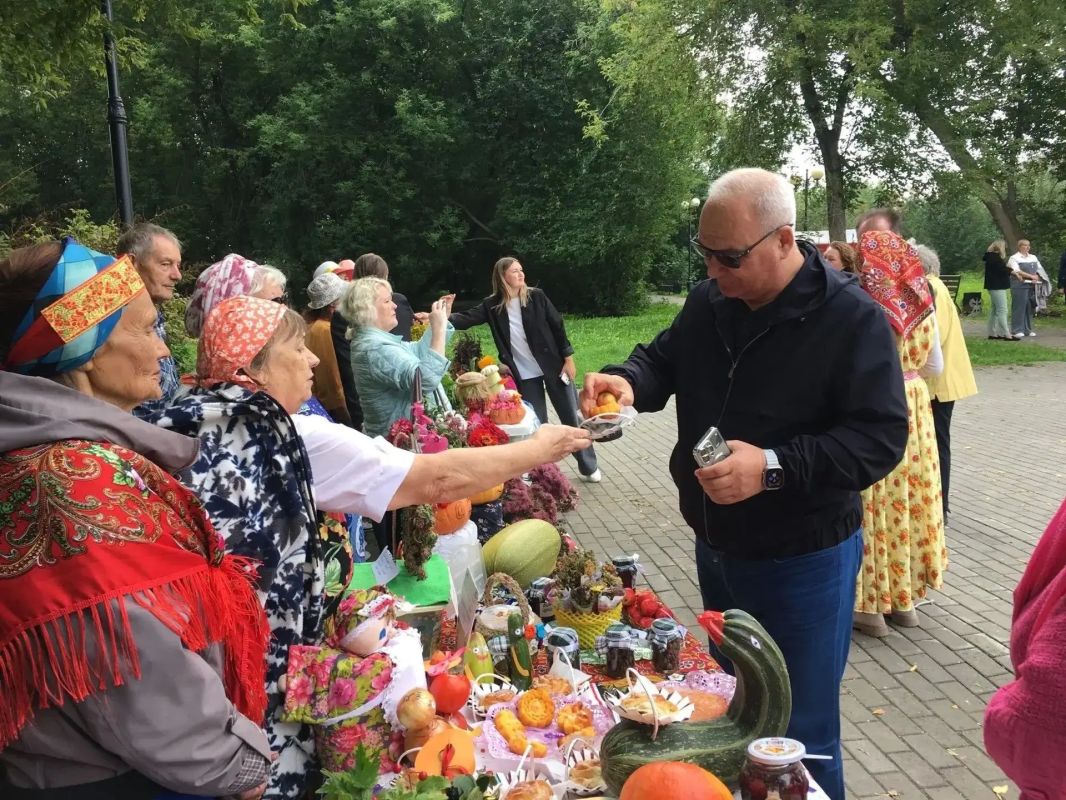 Депутаты вместе с томичами встречают «Праздник урожая» Депутаты вместе с томичами встречают «Праздник урожая»
