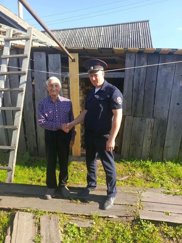 В Томской области полицейский спас провалившихся в погреб двух собак В Томской области полицейский спас провалившихся в погреб двух собак