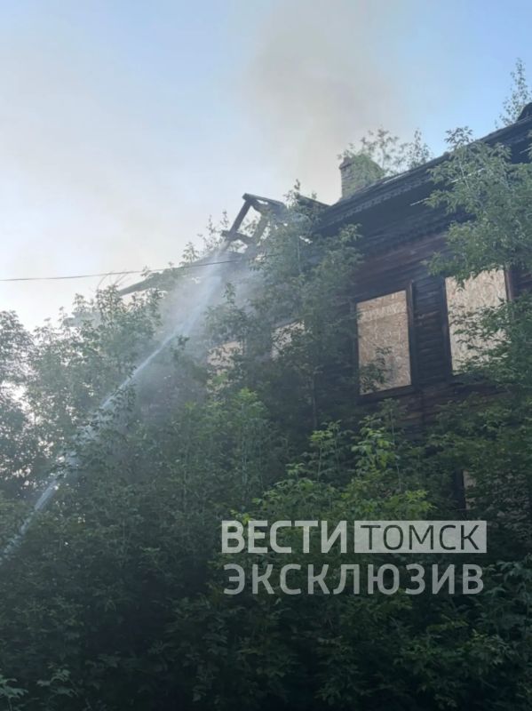 Два деревянных дома загорелись в Томске Два деревянных дома загорелись в Томске