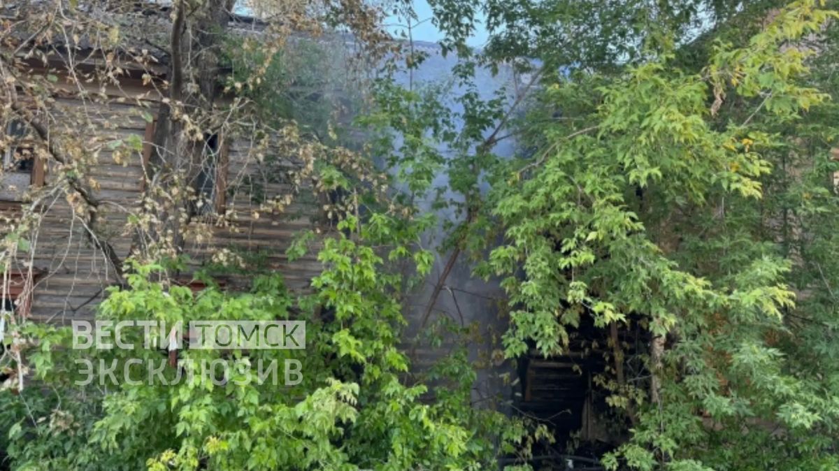 Два деревянных дома загорелись в Томске Два деревянных дома загорелись в Томске