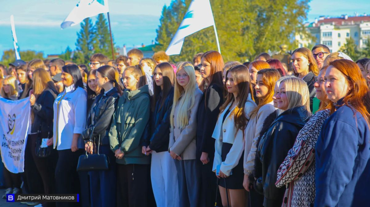 Первые звонки прозвенели в школах Томска — показываем, как это было Первые звонки прозвенели в школах Томска — показываем, как это было