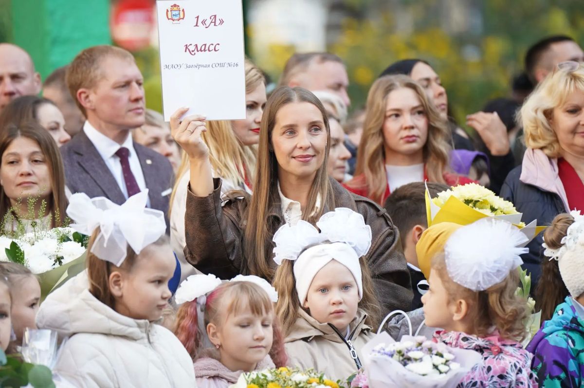 В каждой семье есть такие кадры: парадная форма, букет, большой портфель и немного растерянный взгляд В каждой семье есть такие кадры: парадная форма, букет, большой портфель и немного растерянный взгляд