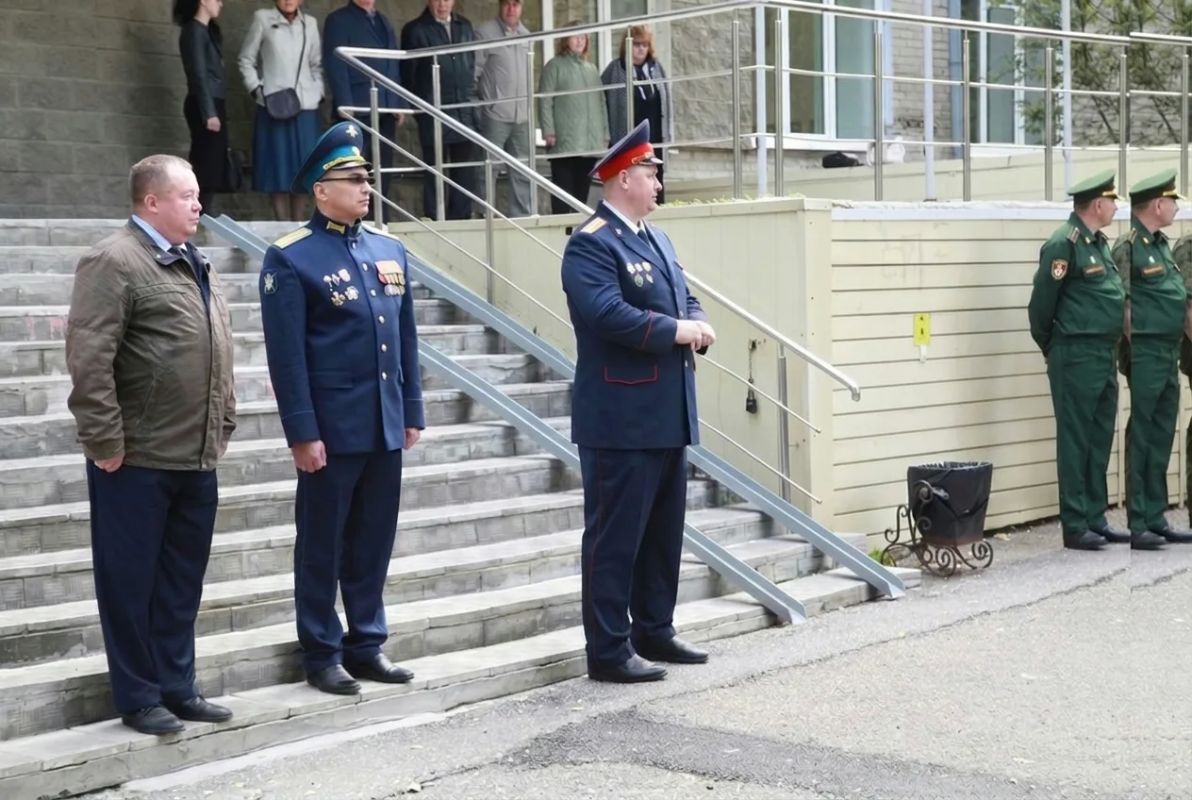 В Томске сотрудники ведомства поздравили с Днем знаний учащихся профильных кадетских классов Следственного комитета Российской Федерации В Томске сотрудники ведомства поздравили с Днем знаний учащихся профильных кадетских классов Следственного комитета Российской Федерации
