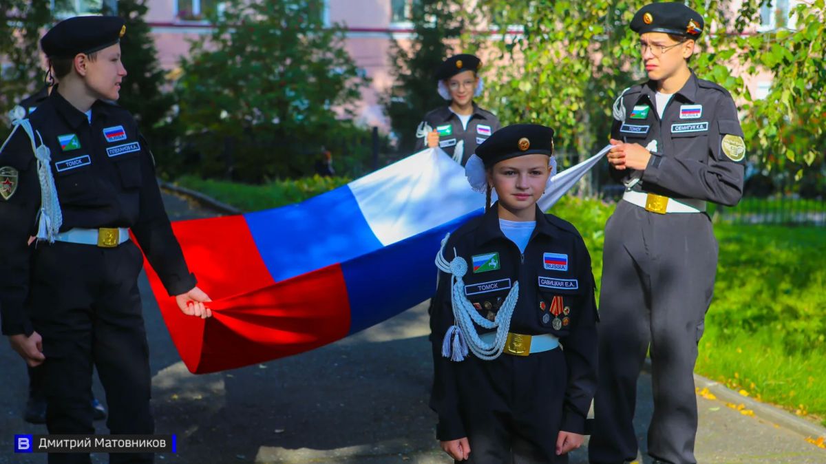 Первые звонки прозвенели в школах Томска — показываем, как это было Первые звонки прозвенели в школах Томска — показываем, как это было