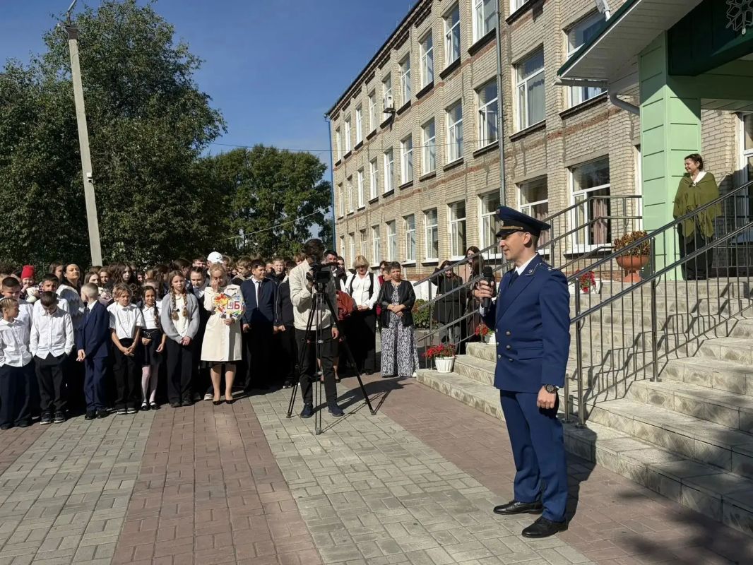Сотрудники прокуратур городов и районов Томской области поучаствовали в торжественных линейках образовательных организаций, посвященных Дню знаний Сотрудники прокуратур городов и районов Томской области поучаствовали в торжественных линейках образовательных организаций, посвященных Дню знаний