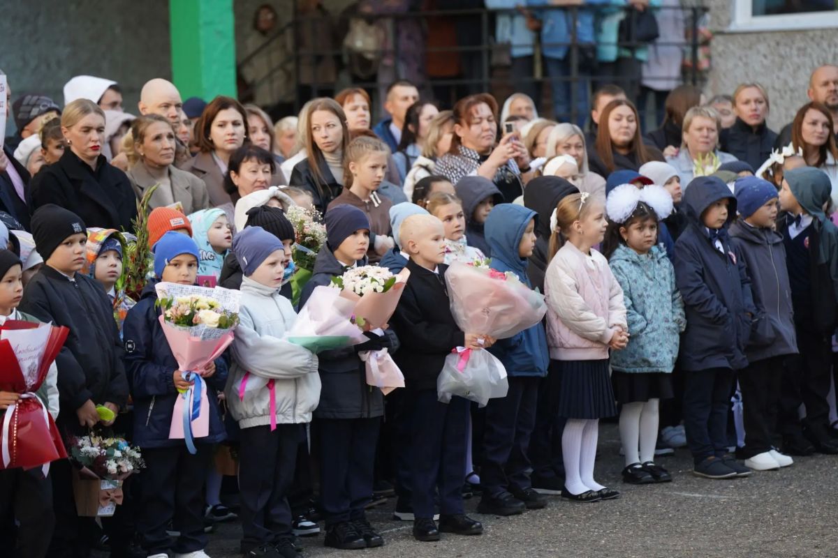 В каждой семье есть такие кадры: парадная форма, букет, большой портфель и немного растерянный взгляд В каждой семье есть такие кадры: парадная форма, букет, большой портфель и немного растерянный взгляд