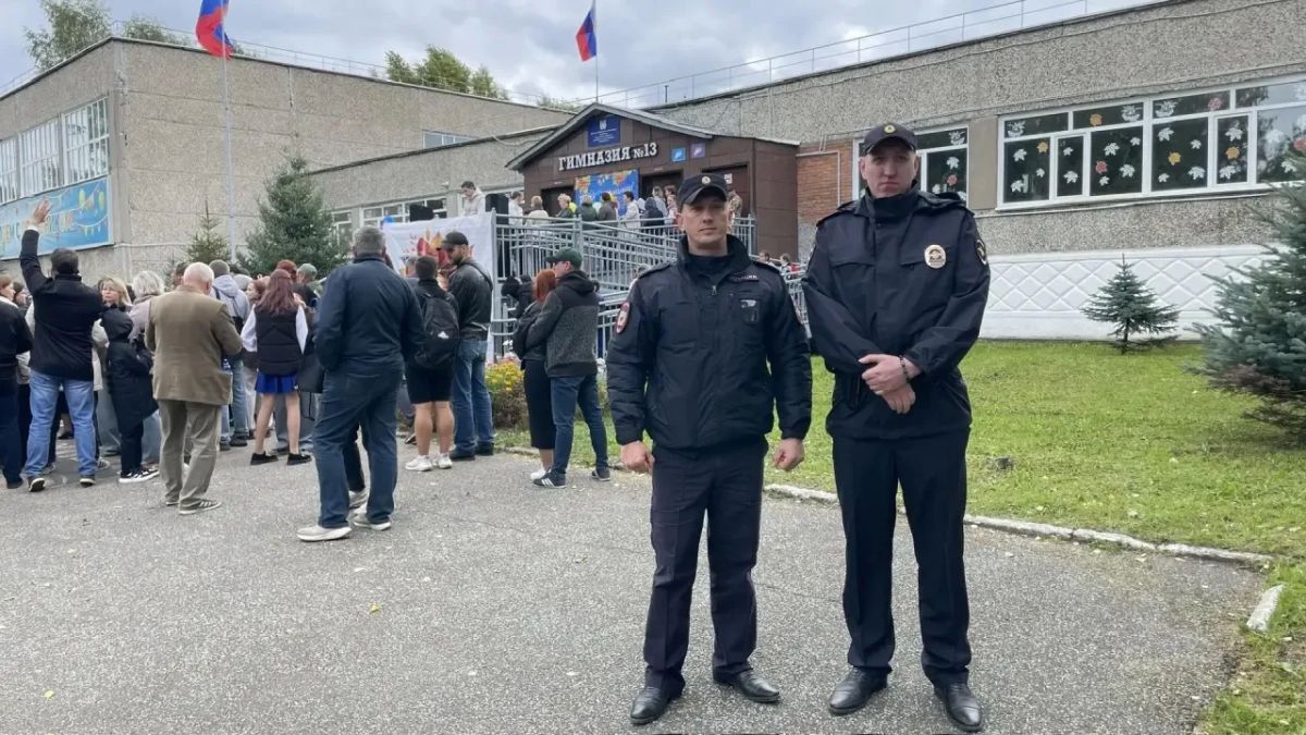 Полицейские Томской области обеспечили охрану общественного порядка во время праздничных линеек в День знаний Полицейские Томской области обеспечили охрану общественного порядка во время праздничных линеек в День знаний