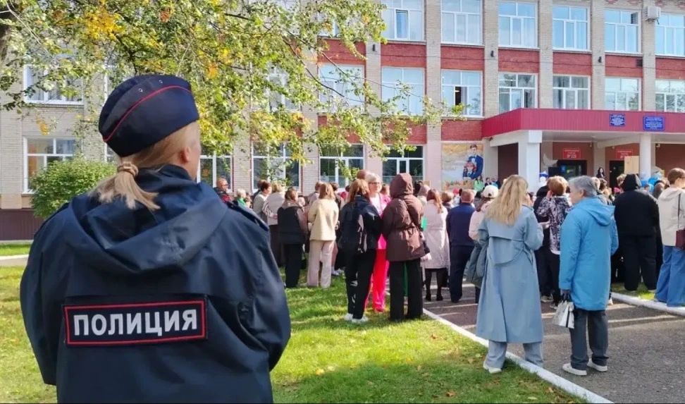 Полицейские Томской области обеспечили охрану общественного порядка во время праздничных линеек в День знаний Полицейские Томской области обеспечили охрану общественного порядка во время праздничных линеек в День знаний