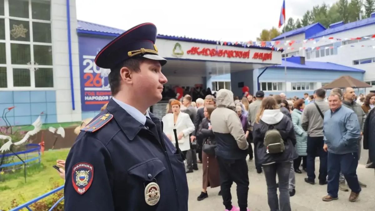 Полицейские Томской области обеспечили охрану общественного порядка во время праздничных линеек в День знаний Полицейские Томской области обеспечили охрану общественного порядка во время праздничных линеек в День знаний