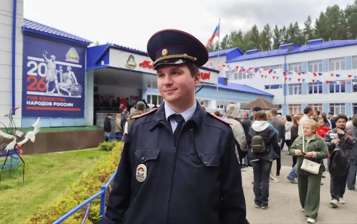 Полицейские Томской области обеспечили охрану общественного порядка во время праздничных линеек в День знаний Полицейские Томской области обеспечили охрану общественного порядка во время праздничных линеек в День знаний