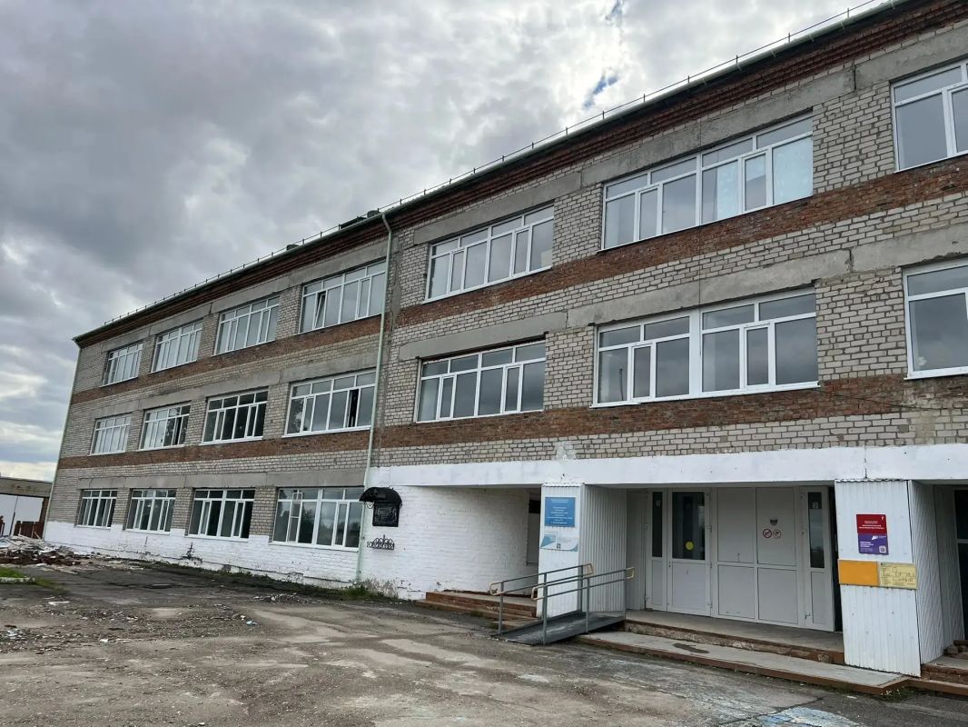 Владимир Мазур: На контроле – ремонт 1-й школы в Александровском, который выполняем по национальному проекту «Молодёжь и дети» и при поддержке Народной программы Единой России Владимир Мазур: На контроле – ремонт 1-й школы в Александровском, который выполняем по национальному проекту «Молодёжь и дети» и при поддержке Народной программы Единой России