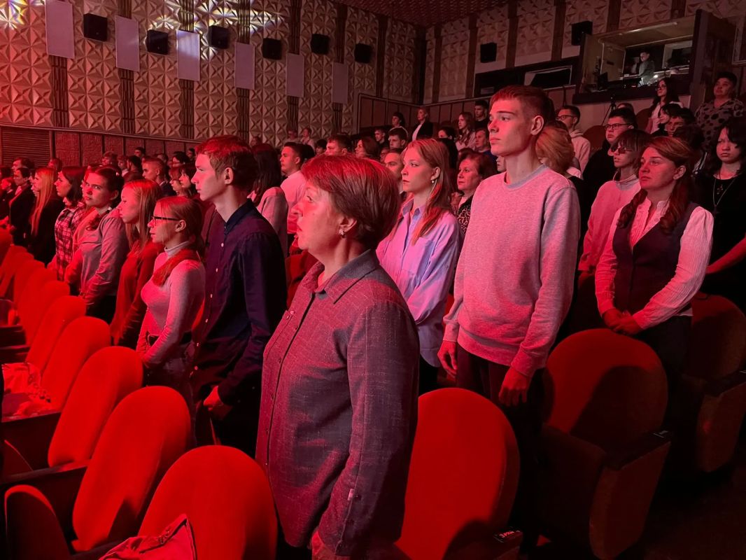 Владимир Мазур: В Александровском районе с Денисом Васильевичем Пьянковым, Ильёй Алексеевичем Леонтьевым и Максимом Александровичем Дягилевым в День солидарности в борьбе с терроризмом почтили память жертв терроризма Владимир Мазур: В Александровском районе с Денисом Васильевичем Пьянковым, Ильёй Алексеевичем Леонтьевым и Максимом Александровичем Дягилевым в День солидарности в борьбе с терроризмом почтили память жертв терроризма