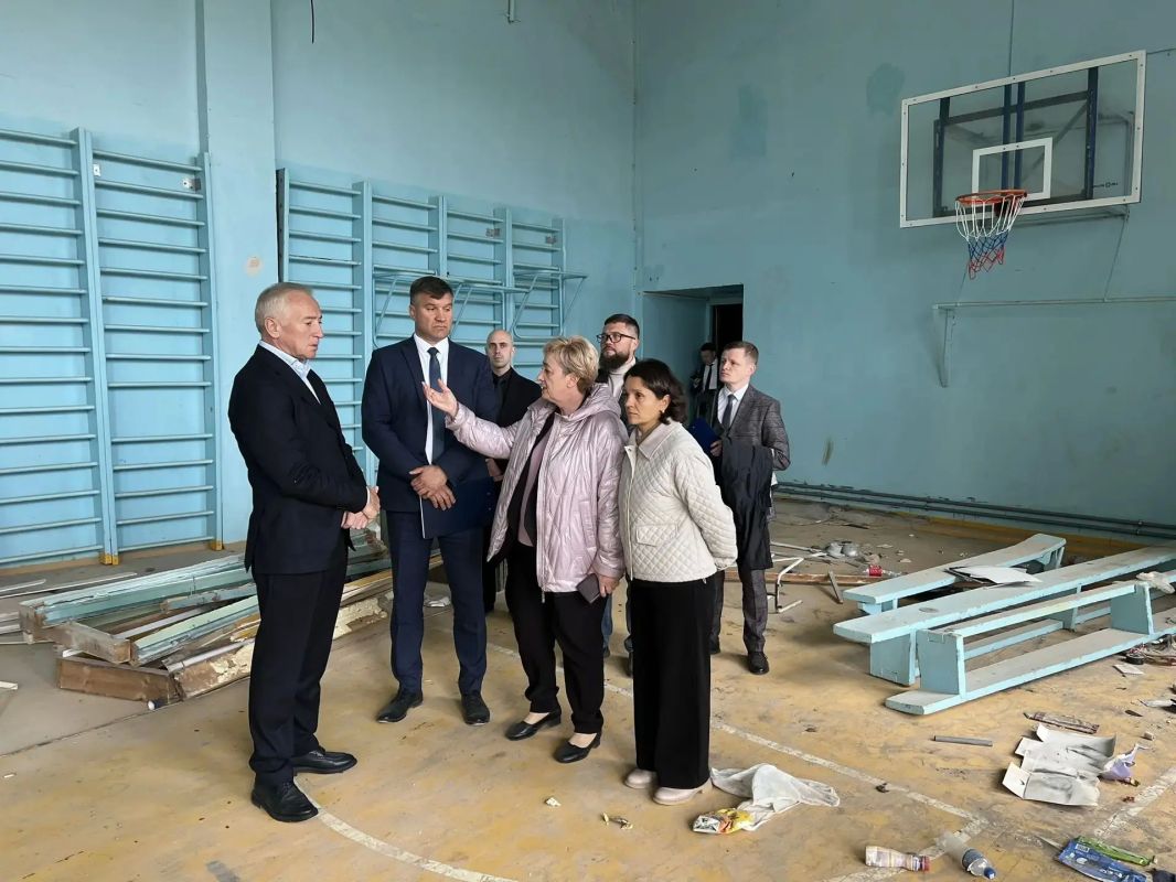 Владимир Мазур: На контроле – ремонт 1-й школы в Александровском, который выполняем по национальному проекту «Молодёжь и дети» и при поддержке Народной программы Единой России Владимир Мазур: На контроле – ремонт 1-й школы в Александровском, который выполняем по национальному проекту «Молодёжь и дети» и при поддержке Народной программы Единой России