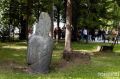 Древнюю каменную бабу очистили от краски в Университетской роще