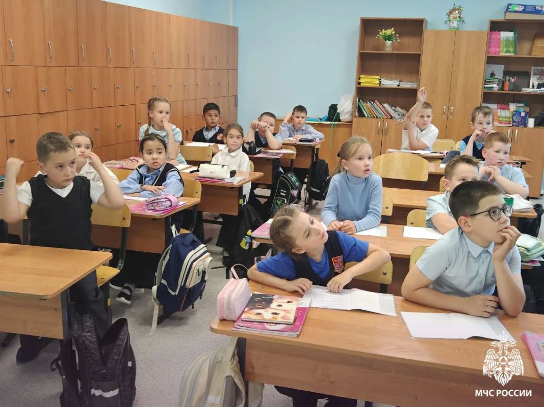 Детям о важном. . В начале нового учебного года сотрудники Главного управления МЧС России по Томской области традиционно проводят уроки безопасности в школах города Томска Детям о важном. . В начале нового учебного года сотрудники Главного управления МЧС России по Томской области традиционно проводят уроки безопасности в школах города Томска