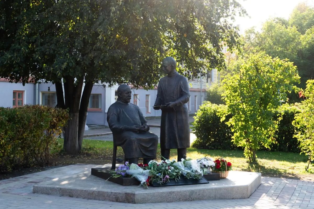 В Томске у здания СибГМУ открылся памятник профессорам Курлову и Яблокову — людям, чьи научные труды и гуманистические принципы стали фундаментом сибирской медицинской школы