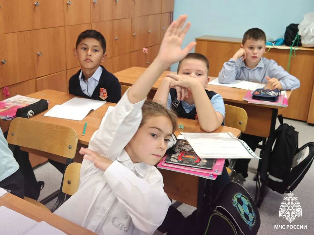 Детям о важном. . В начале нового учебного года сотрудники Главного управления МЧС России по Томской области традиционно проводят уроки безопасности в школах города Томска Детям о важном. . В начале нового учебного года сотрудники Главного управления МЧС России по Томской области традиционно проводят уроки безопасности в школах города Томска