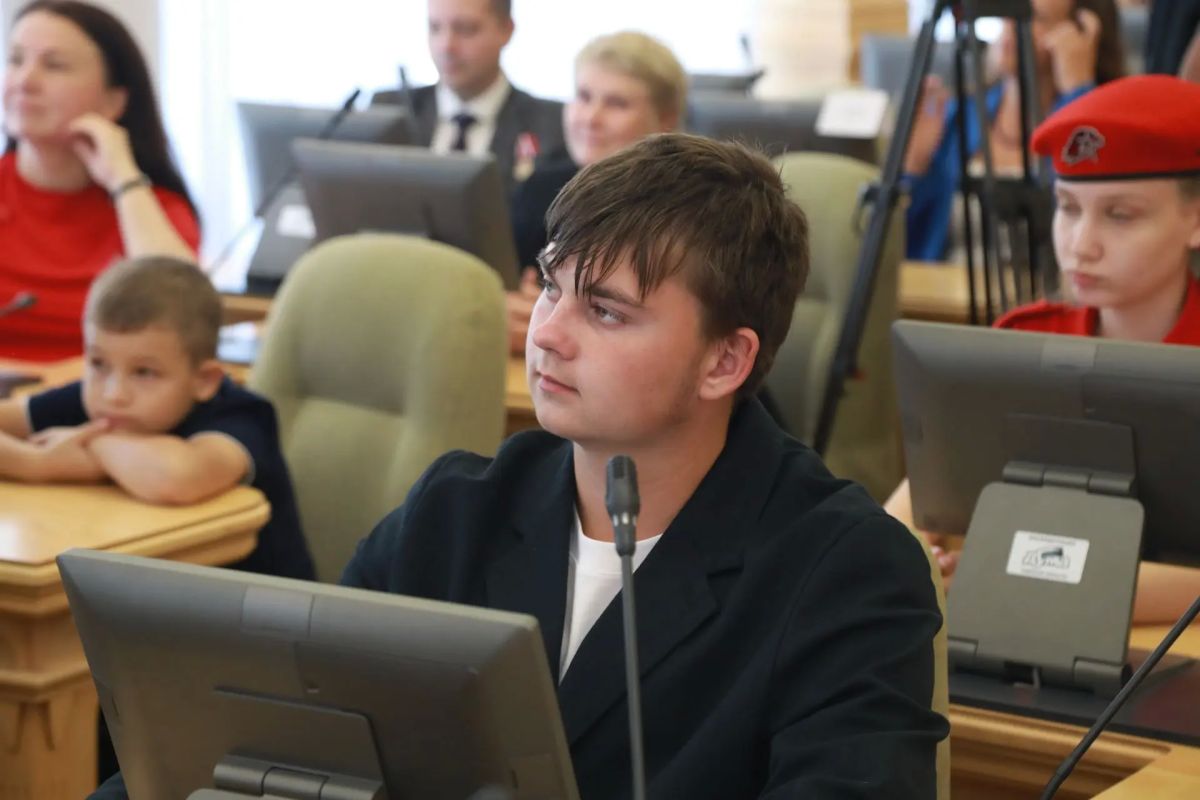 В Законодательной думе наградили победителей конкурса «Читаем всей семьей» В Законодательной думе наградили победителей конкурса «Читаем всей семьей»