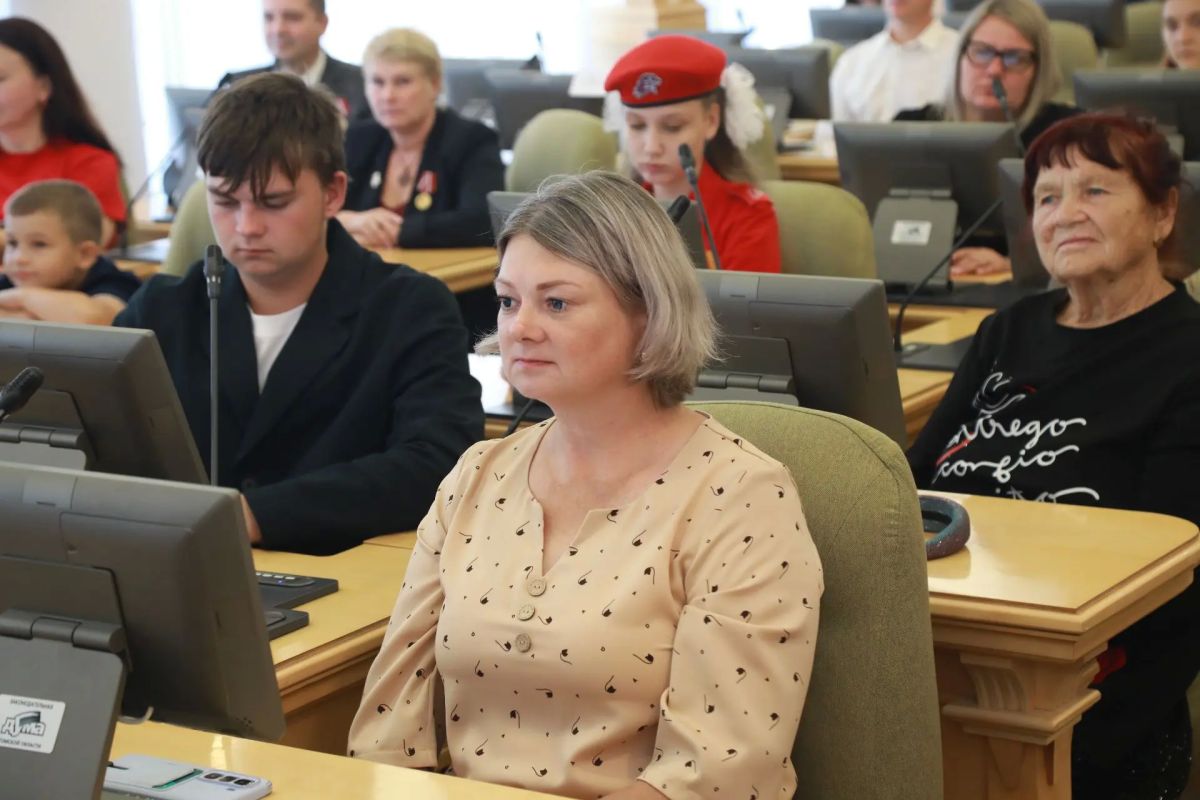 В Законодательной думе наградили победителей конкурса «Читаем всей семьей» В Законодательной думе наградили победителей конкурса «Читаем всей семьей»
