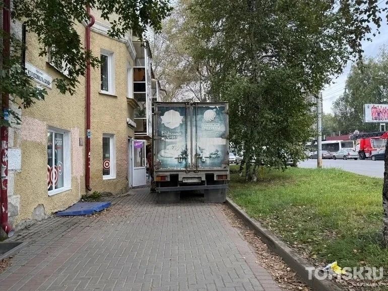 Мастера томской парковки: тротуары, переходы и немного газонов Мастера томской парковки: тротуары, переходы и немного газонов