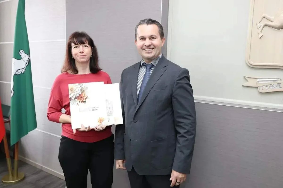 Дмитрий Махиня вручил награды победителям конкурса «Томский дворик» Дмитрий Махиня вручил награды победителям конкурса «Томский дворик»