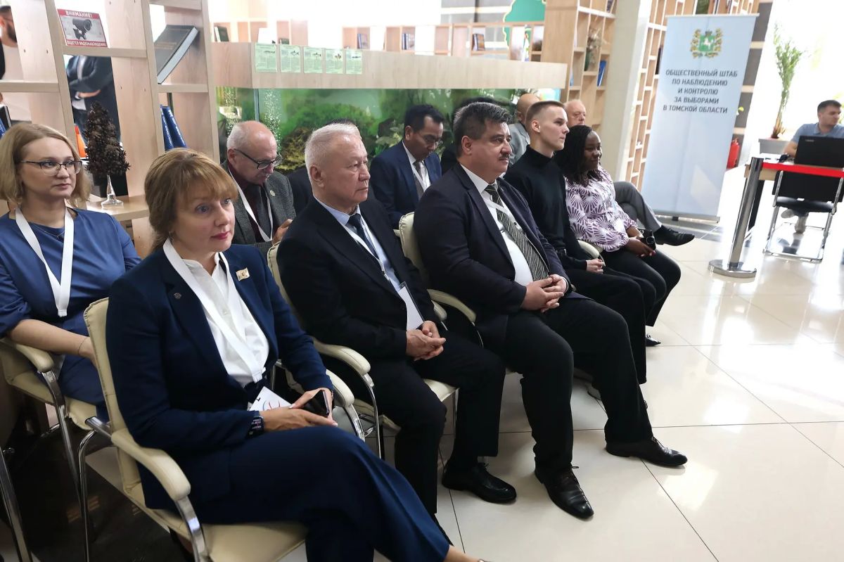Владимир Мазур: В Центре общественного наблюдения за выборами встретился с иностранными наблюдателями, которые три дня будут работать у нас в Томской области Владимир Мазур: В Центре общественного наблюдения за выборами встретился с иностранными наблюдателями, которые три дня будут работать у нас в Томской области