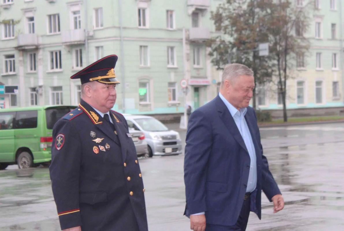 Начальник УМВД России по Томской области генерал-майор полиции Александр Андреевич Никульников, в день единого голосования, совершил рабочий визит в УМВД России по ЗАТО г. Северск Начальник УМВД России по Томской области генерал-майор полиции Александр Андреевич Никульников, в день единого голосования, совершил рабочий визит в УМВД России по ЗАТО г. Северск
