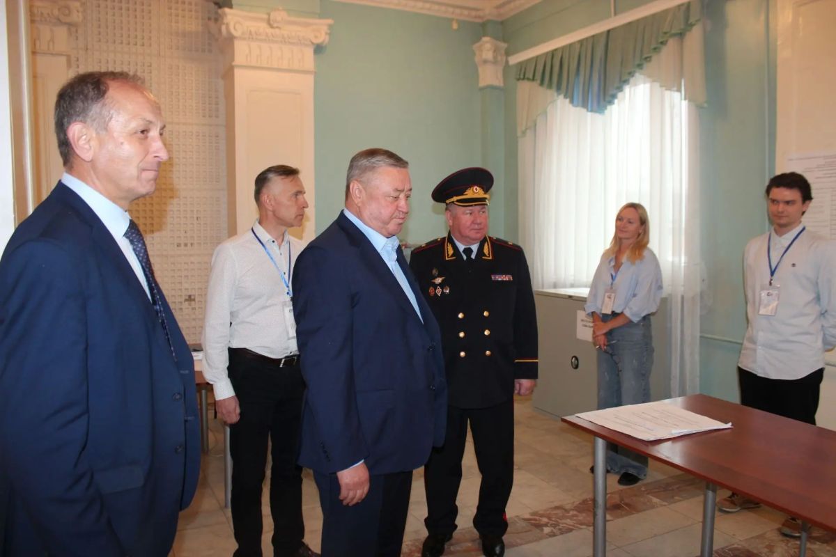 Начальник УМВД России по Томской области генерал-майор полиции Александр Андреевич Никульников, в день единого голосования, совершил рабочий визит в УМВД России по ЗАТО г. Северск Начальник УМВД России по Томской области генерал-майор полиции Александр Андреевич Никульников, в день единого голосования, совершил рабочий визит в УМВД России по ЗАТО г. Северск