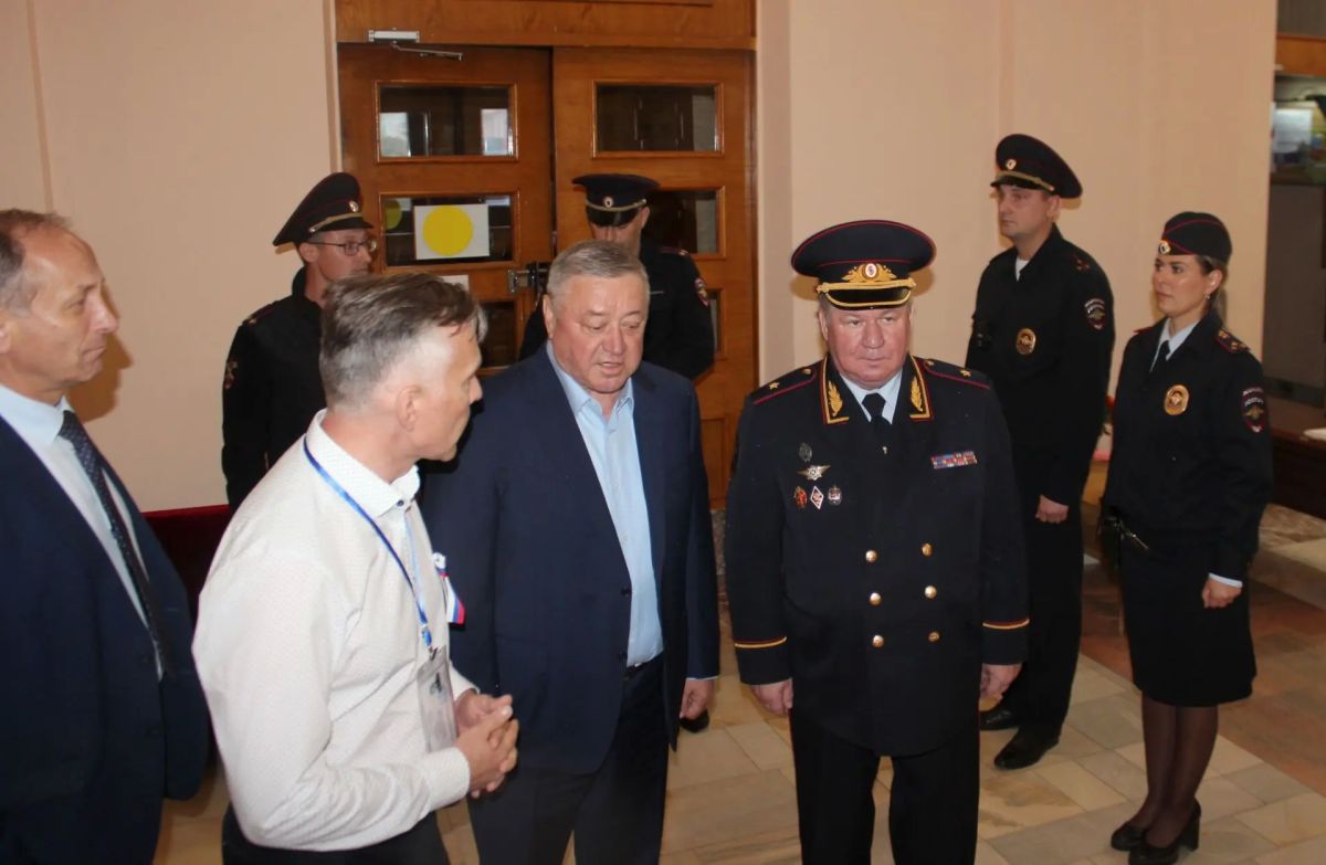 Начальник УМВД России по Томской области генерал-майор полиции Александр Андреевич Никульников, в день единого голосования, совершил рабочий визит в УМВД России по ЗАТО г. Северск Начальник УМВД России по Томской области генерал-майор полиции Александр Андреевич Никульников, в день единого голосования, совершил рабочий визит в УМВД России по ЗАТО г. Северск