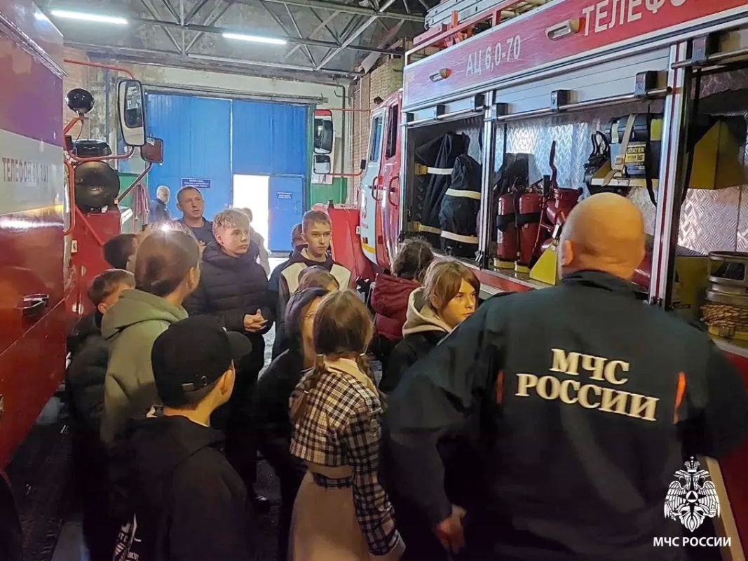 Будущие спасатели: кадеты из Стрежевого посетили 33-ю пожарно-спасательную часть Будущие спасатели: кадеты из Стрежевого посетили 33-ю пожарно-спасательную часть