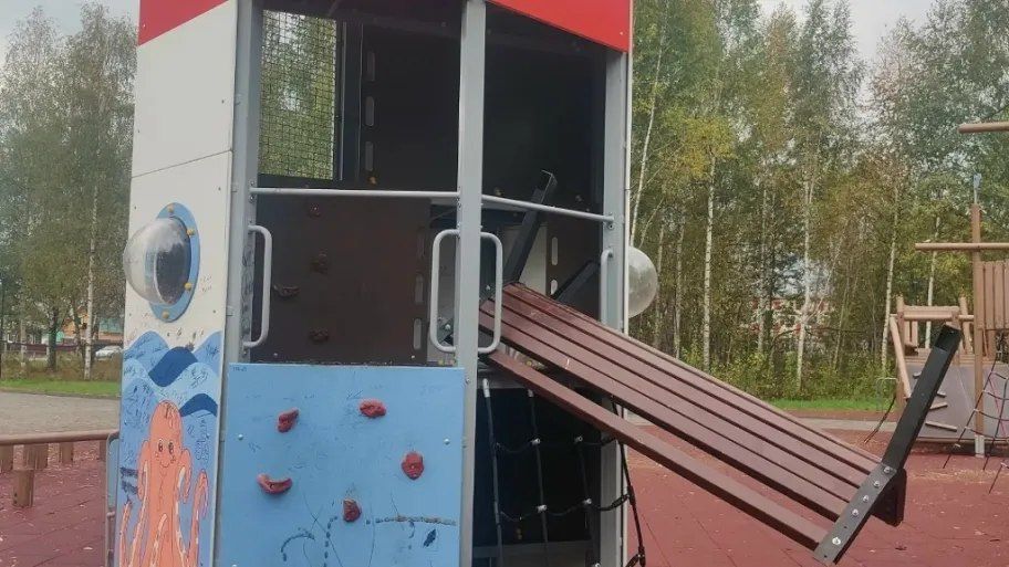 "Кого нашли и наказали?": вандалы надругались над лавочкой в Колпашеве