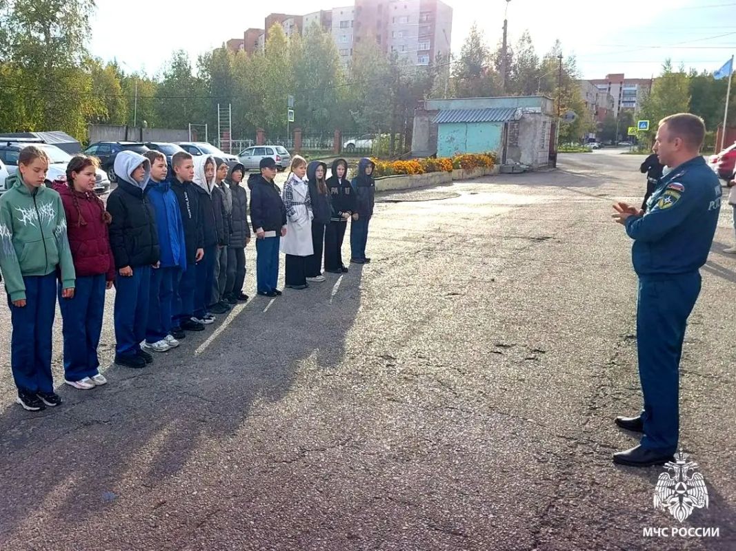 Будущие спасатели: кадеты из Стрежевого посетили 33-ю пожарно-спасательную часть Будущие спасатели: кадеты из Стрежевого посетили 33-ю пожарно-спасательную часть
