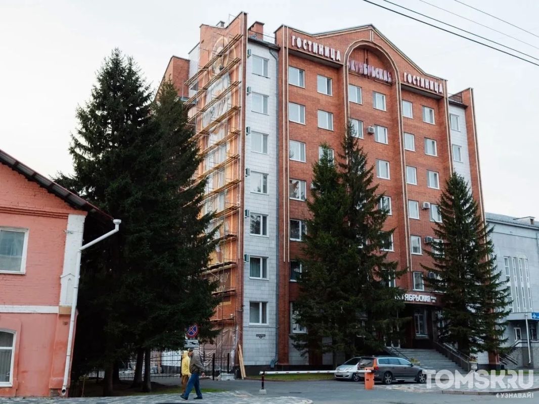 На гостинице «Октябрьская» начали рисовать мурал Феодора Томского и Александра I На гостинице «Октябрьская» начали рисовать мурал Феодора Томского и Александра I