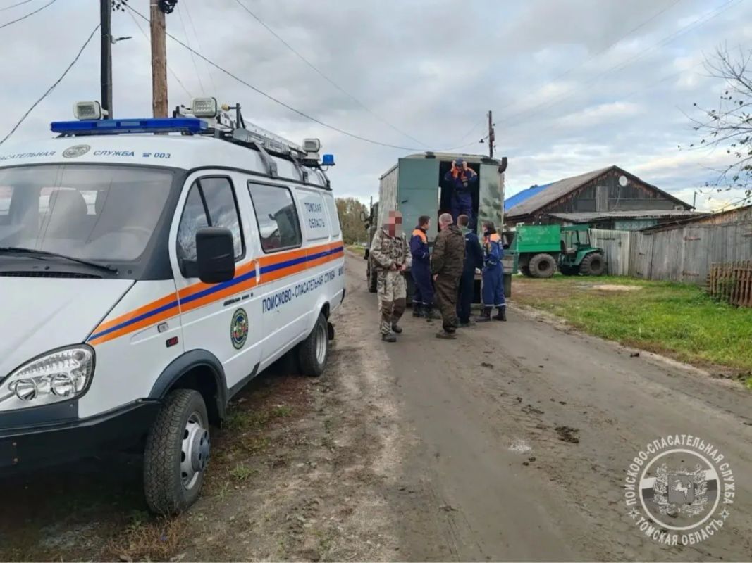 Болотоход с пятью людьми перевернулся в озере Прокоп в Томской области Болотоход с пятью людьми перевернулся в озере Прокоп в Томской области