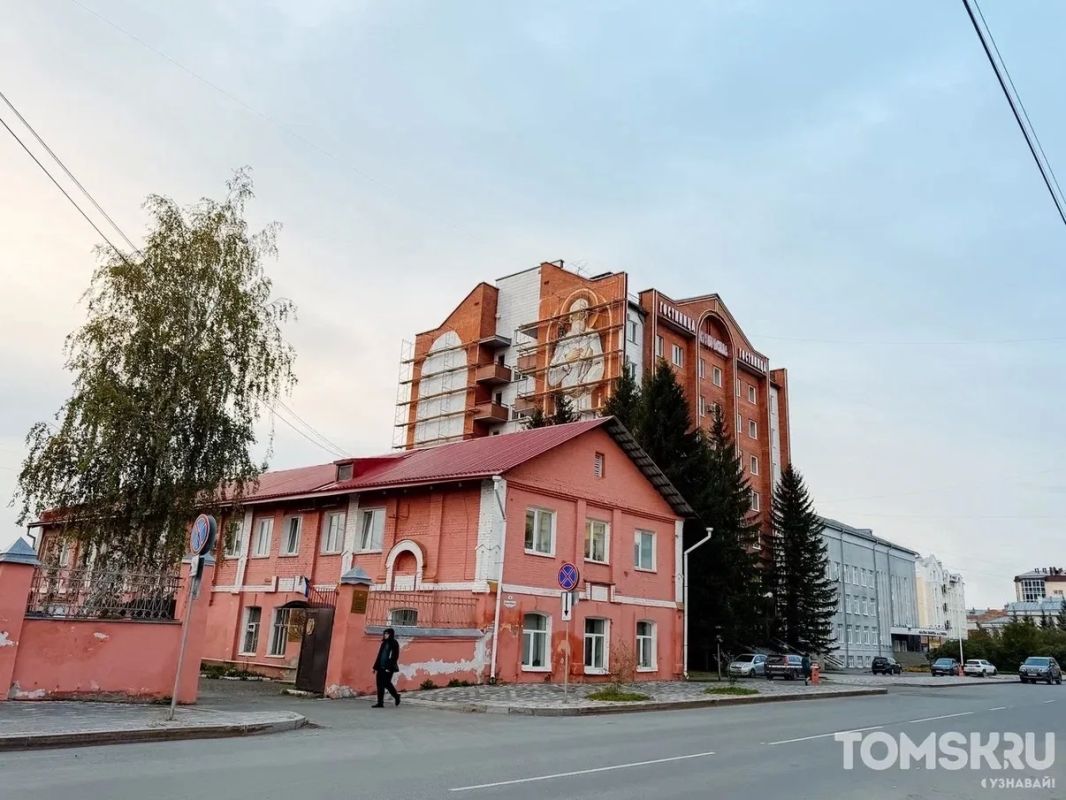 На гостинице «Октябрьская» начали рисовать мурал Феодора Томского и Александра I На гостинице «Октябрьская» начали рисовать мурал Феодора Томского и Александра I