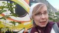 Новости из радиорубки. Загляните сегодня в самую обычную, на первый взгляд, школу — и вы наверняка встретите подростков с яркозелеными волосами, пирсингом, длинными ногтями или подковой в носу