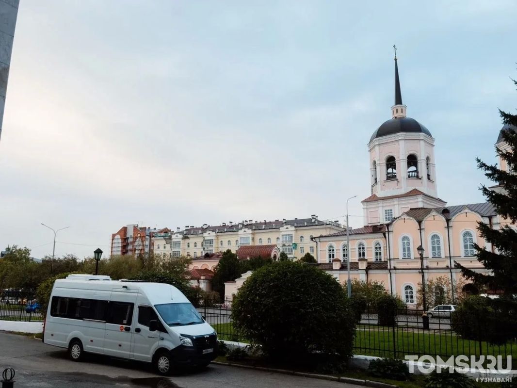 На гостинице «Октябрьская» начали рисовать мурал Феодора Томского и Александра I На гостинице «Октябрьская» начали рисовать мурал Феодора Томского и Александра I