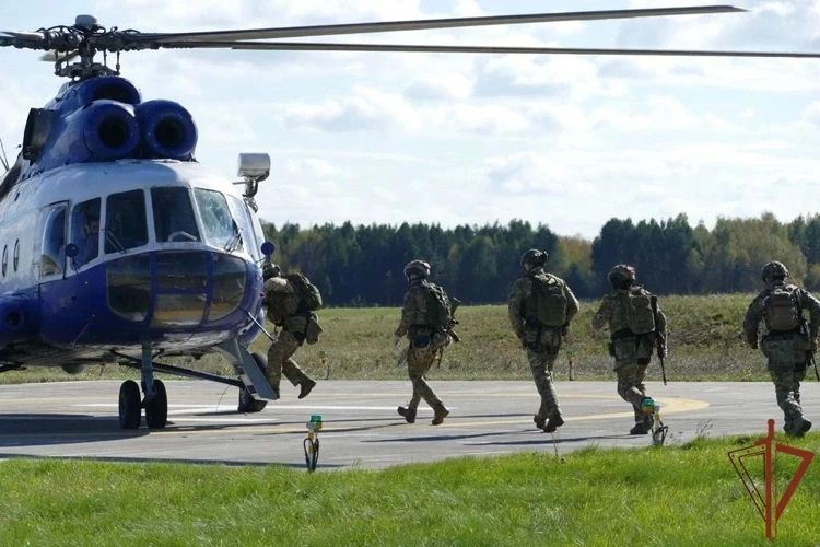 Беспарашютное десантирование с вертолета ми-8 отработали спецназовцы Росгвардии в Томской области Беспарашютное десантирование с вертолета ми-8 отработали спецназовцы Росгвардии в Томской области