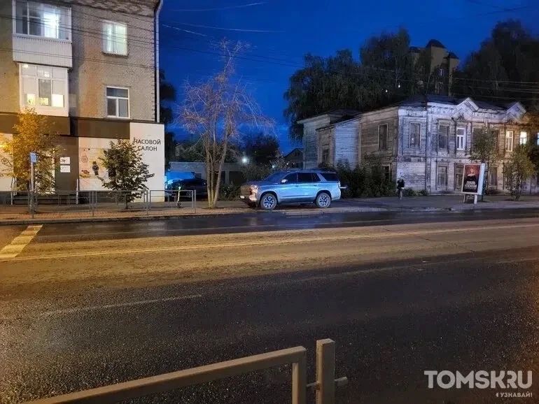 Мастера томской парковки: ночные опасности или перекрытый тротуар Мастера томской парковки: ночные опасности или перекрытый тротуар
