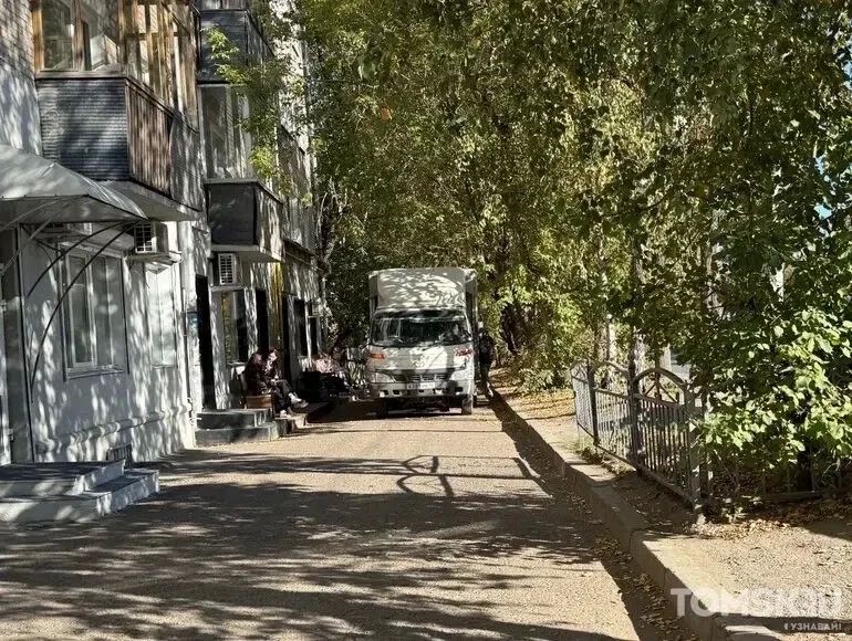 Мастера томской парковки: ночные опасности или перекрытый тротуар Мастера томской парковки: ночные опасности или перекрытый тротуар