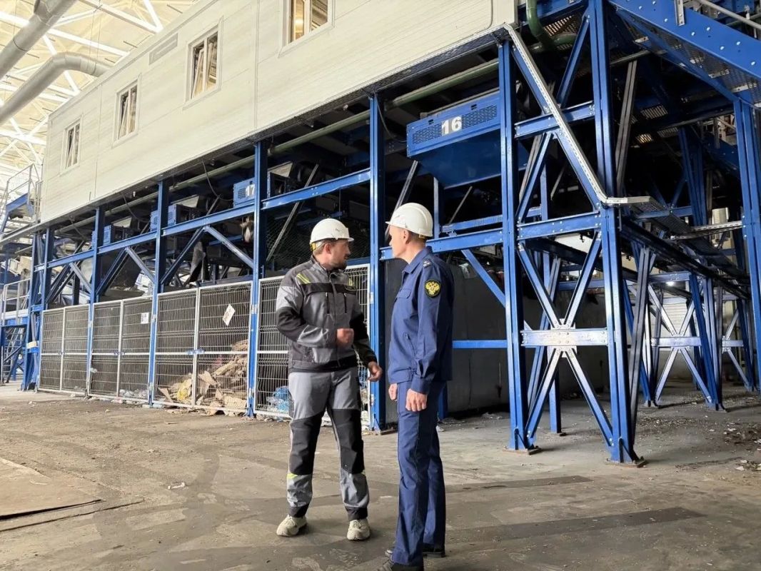 Томский межрайонный природоохранный прокурор с выездом на место оценил эффективность деятельности автоматизированного мусоросортировочного комплекса в г. Томске Томский межрайонный природоохранный прокурор с выездом на место оценил эффективность деятельности автоматизированного мусоросортировочного комплекса в г. Томске