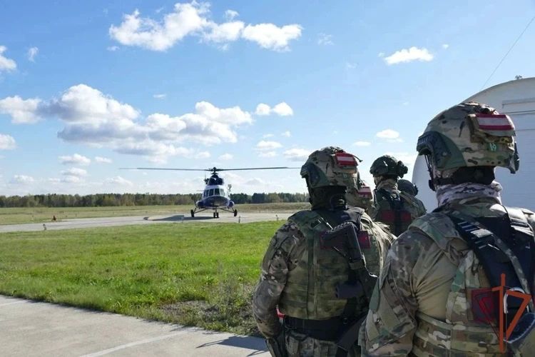 Беспарашютное десантирование с вертолета ми-8 отработали спецназовцы Росгвардии в Томской области Беспарашютное десантирование с вертолета ми-8 отработали спецназовцы Росгвардии в Томской области