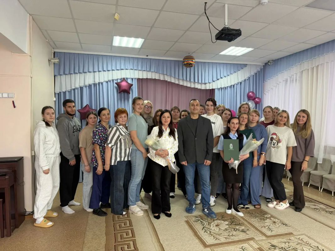 Сергей Кузьминых вручил педагогам благодарственные письма Сергей Кузьминых вручил педагогам благодарственные письма