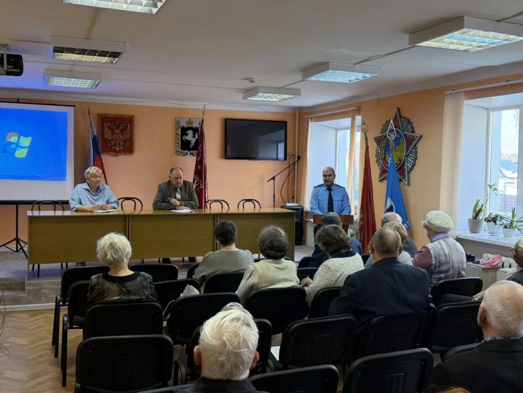 В преддверии Международного дня пожилых людей Колпашевский городской прокурор Томской области Евгений Березовский встретился с пенсионерами и ветеранами В преддверии Международного дня пожилых людей Колпашевский городской прокурор Томской области Евгений Березовский встретился с пенсионерами и ветеранами