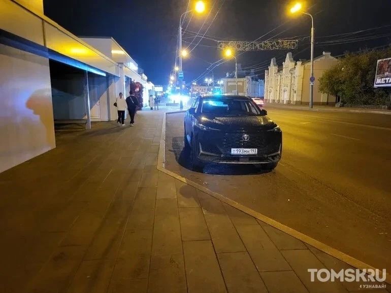 Мастера томской парковки: закрытый проезд или занятая остановка Мастера томской парковки: закрытый проезд или занятая остановка