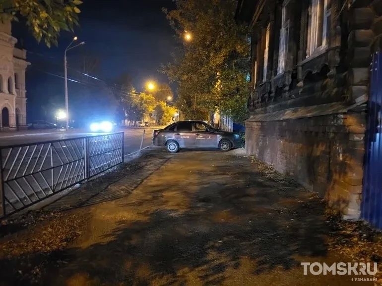 Мастера томской парковки: закрытый проезд или занятая остановка Мастера томской парковки: закрытый проезд или занятая остановка